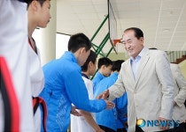 태권도 선수 격려하는 이시우 보령시장