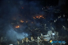 잿더미로 변한 마을