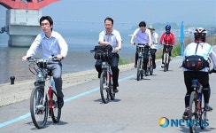 공공자전거 체험하는 참가자들