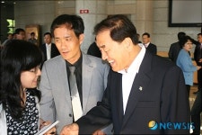 삼척시민과 인사하는 이재오 특임장관
