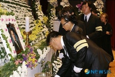 고 임상규 총장 유족 헌화