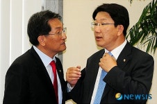 얘기나누는 노영민-권선동 의원