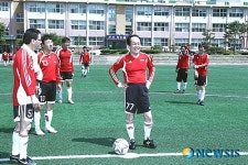 친선 축구경기에 참가한 서규용 농식품부 장관