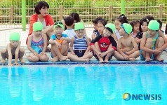 수영장 개장 기다리는 어린이들
