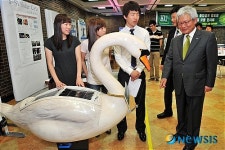 태양광 이용한 백조 둘러보는 김진규 총장