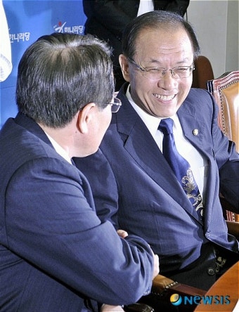 악수하는 정의화 비대위원장과 황우여 원내대표