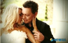 51세 더그 허치슨, 16세 소녀 가수와 결혼