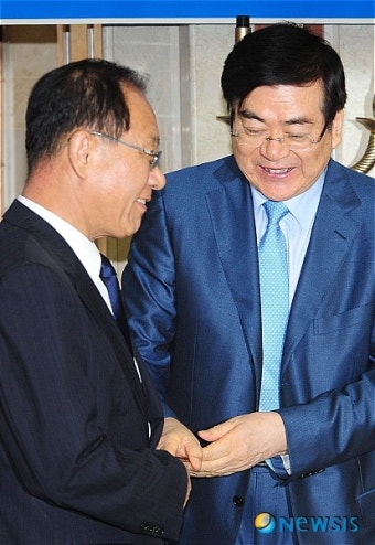 인사 나누는 황우여 원내대표와 조양호 평창동계올림픽 유치위원장