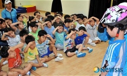 헬맷은 눈썹 위로 두손가락 여유 두고 쓰세요