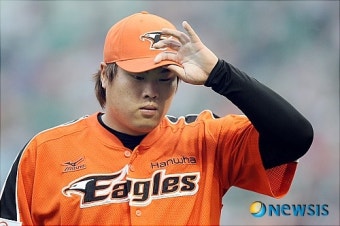 덕아웃 향하는 류현진