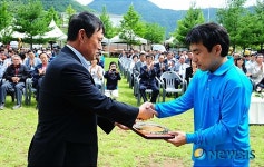 한마음대회에서 감사패 받는 상동읍사무소 강문석 주무관