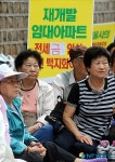규탄대회 진행하는 재개발임대아파트대책위 회원들