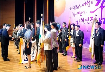 훈-포장 수여하는 김 총리