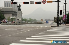 한산한 광화문 주변 도로