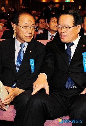 이야기 나누는 황우여 대표최고위원 권한대행과 정의화 비대위원장