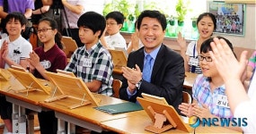 독서수업 참관한 이주호 장관