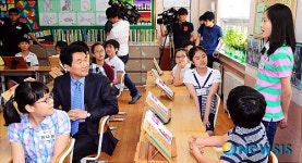 학생들 발표듣는 이주호 장관