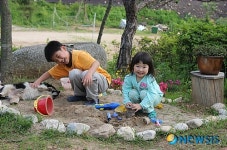 집 앞 마당에서 재미있는 모래놀이
