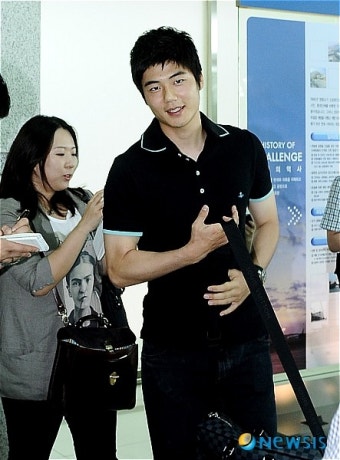 인천공항 통해 출국하는 기성용