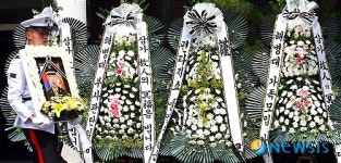 합동분향소로 향하는 사망장병 영정