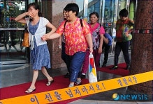 테크노마트 나서는 시민들