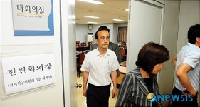 회의실 빠져나오는 공익위원들