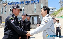 독도 경비대 격려하는 이인기 위원장