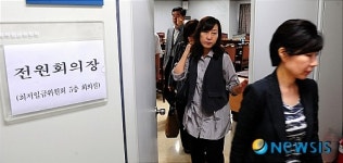 회의실 빠져나오는 공익위원들