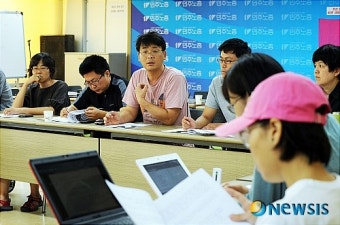답변하는 송경동 시인