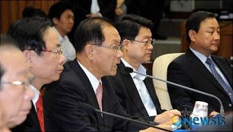평창동계올림픽 지원관련 이야기하는 황우여 원내대표