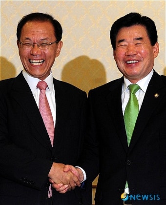 환하게 웃는 황우여, 김진표 원내대표
