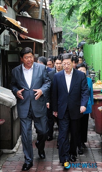 쪽방촌 둘러보는 국무총리