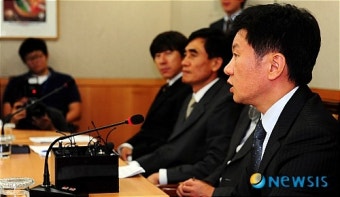 답변하는 정몽규 총재
