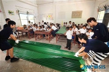 지붕 함석 작업과 교실안 어린이