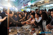 우림시장 방문해 악수 나누는 이명박 대통령