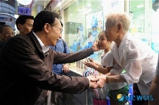 이명박 대통령, 망우동 우림시장 방문