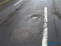 움푹 패인 도로