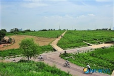 푸른하늘 아래서 타는 자전거