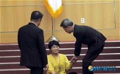 오은미의원 설득하는 동료의원들