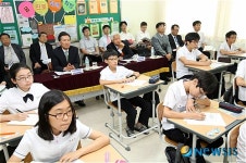 이상희 전 과기부장관, 광양제철중 수업 참관