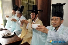 술 받는 김준영 총장과 김주영 영주 시장