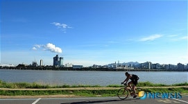 파란 하늘과 자전거