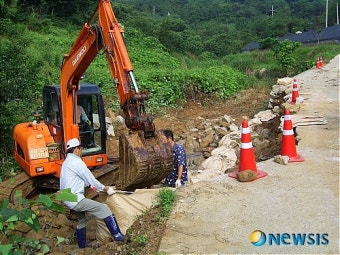 산청군 관내 공무원 수해복구 현장서 구슬땀