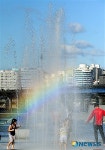 물빛광장분수대에 나타난 무지개