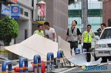 바람에 떨어진 고층건물 판넬