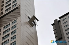 떨어져 내리는 고층건물 판넬