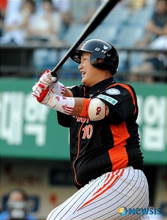 선취점 적시타 날리는 롯데 이대호