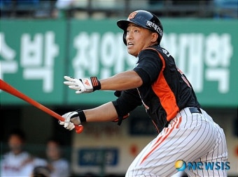 선취점 적시타 날리는 롯데 손아섭