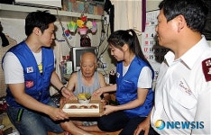 어르신, 빙수와 빵 좀 드세요