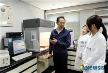 중소기업 둘러보는 이명박 대통령